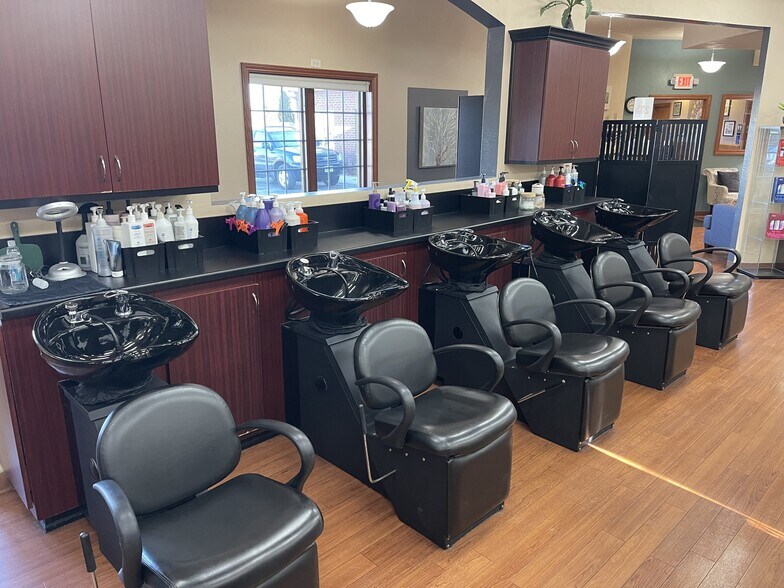 More Photos Of 1429 Province Ter, Menasha Office For Sale