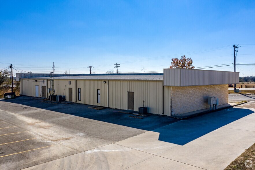 More Photos Of 103 Center Point Rd, San Marcos Flex For Lease