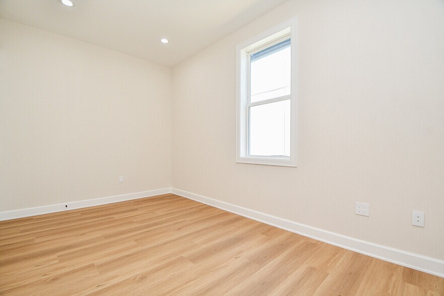 More Photos Of 1325 Main St, Katy Office For Lease