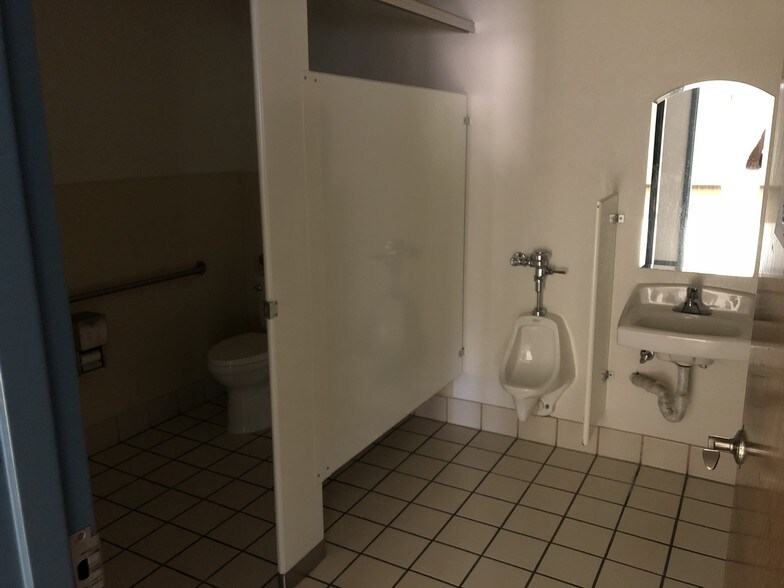 More Photos Of 1002-1004 Hanson Ct, Milpitas Manufacturing For Lease