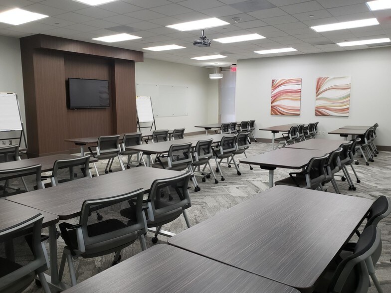 More Photos Of 16000 N Dallas Pky, Dallas Office For Lease