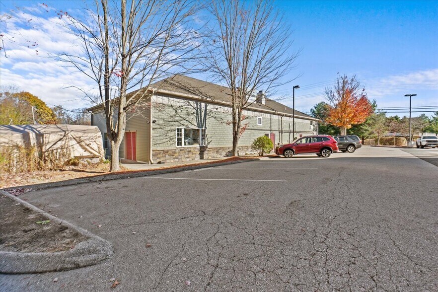 More Photos Of 13 N Main St, East Hampton Showroom For Lease