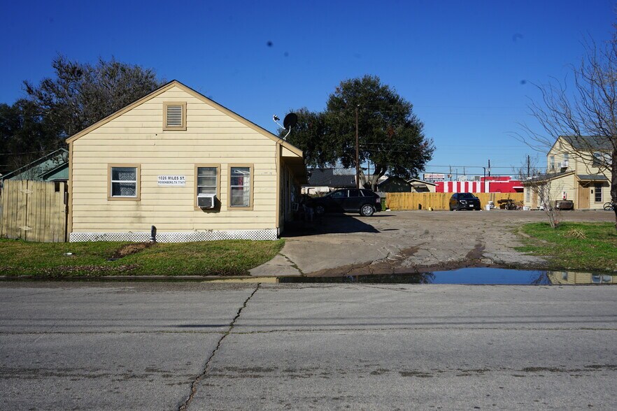 Primary Photo Of 1026 Miles St, Rosenberg Apartments For Sale