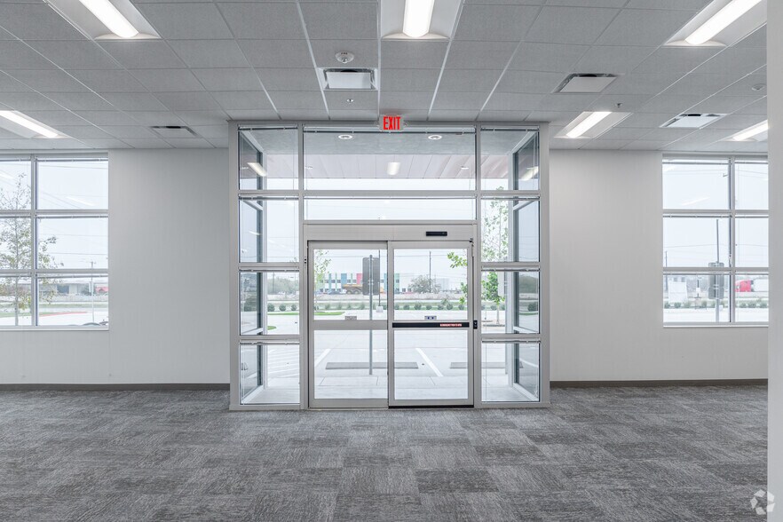 More Photos Of 542 SE Loop 410, San Antonio Warehouse For Lease