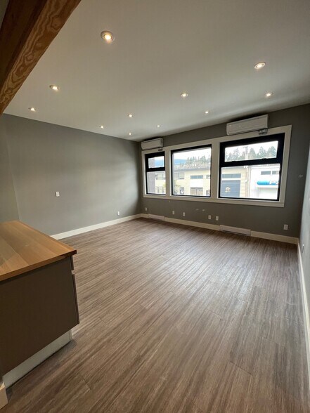 More Photos Of 1127 W 14th St, North Vancouver Warehouse For Lease