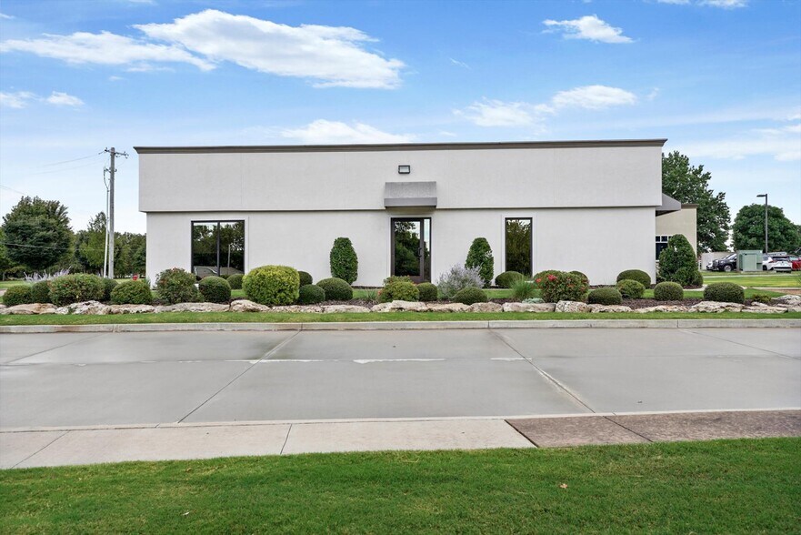 More Photos Of 1015 W Ithica St, Broken Arrow Office For Sale