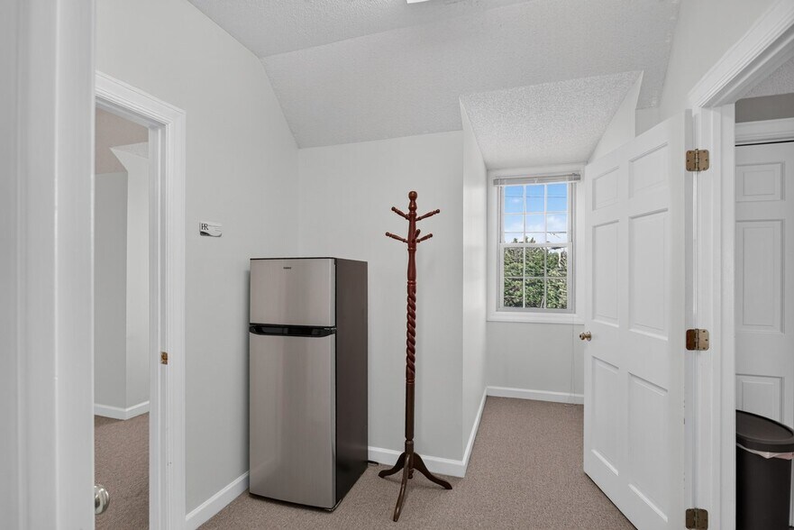 More Photos Of 800 Country Club Rd, Harrisonburg Office For Sale