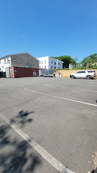 More Photos Of 141 Coit St, Irvington Showroom For Lease