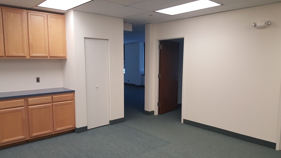 More Photos Of 814 W Diamond Ave, Gaithersburg Office For Sale