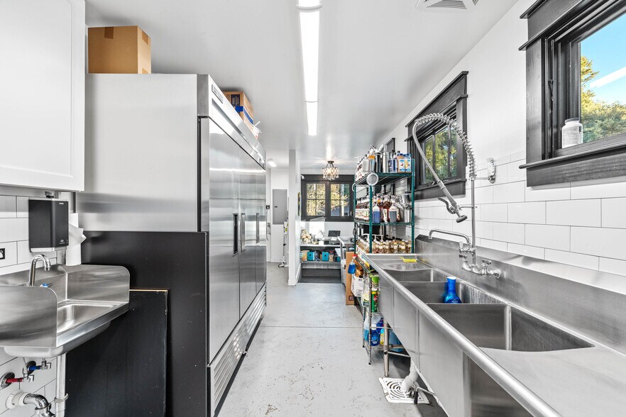 More Photos Of 8026 E Main St, Ridgeland General Retail For Sale