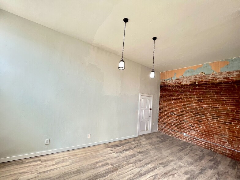 More Photos Of 308 Victor, Victor General Retail For Sale