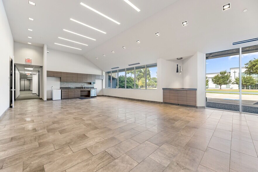 More Photos Of 12920 Senlac Dr, Farmers Branch Research And Development For Lease