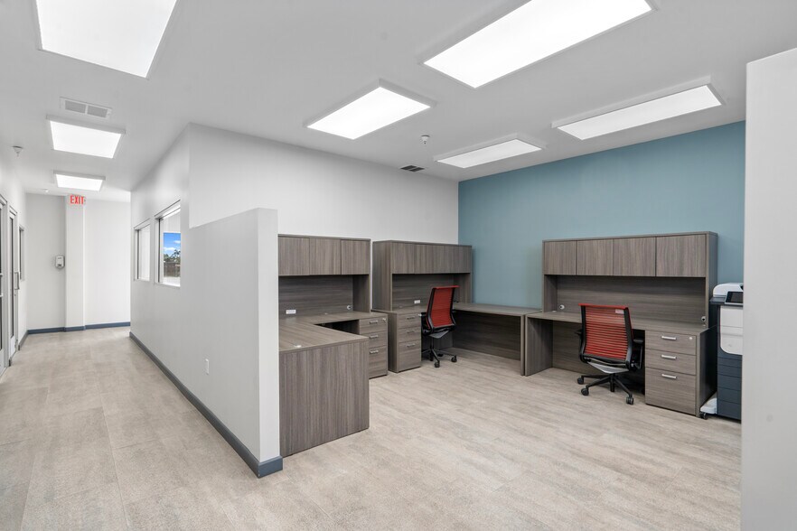 More Photos Of 400 W Gardena Blvd, Gardena Warehouse For Lease