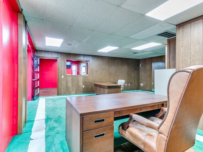 More Photos Of 6700 S Western Ave, Oklahoma City Office For Sale