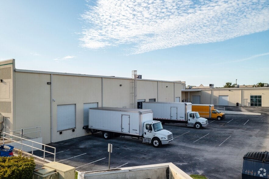 More Photos Of 7575 Kingspointe Pky, Orlando Showroom For Lease