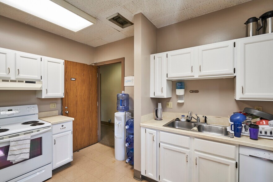 More Photos Of 682 W Market St, Akron Medical For Sale