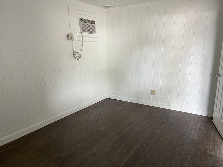 More Photos Of 7441 Silver Lake Ter, Jacksonville Warehouse For Lease