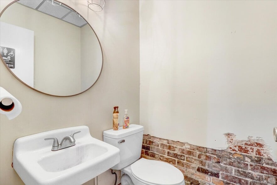 More Photos Of 111 N Queen St, Kinston Storefront For Sale