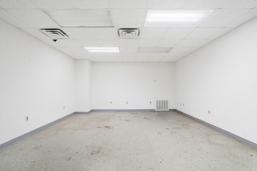 More Photos Of 713 E Austin Blvd, Nevada Warehouse For Lease