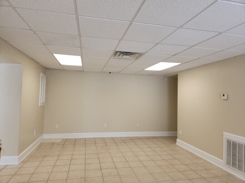 More Photos Of 188 Lake St, Liberty Freestanding For Lease