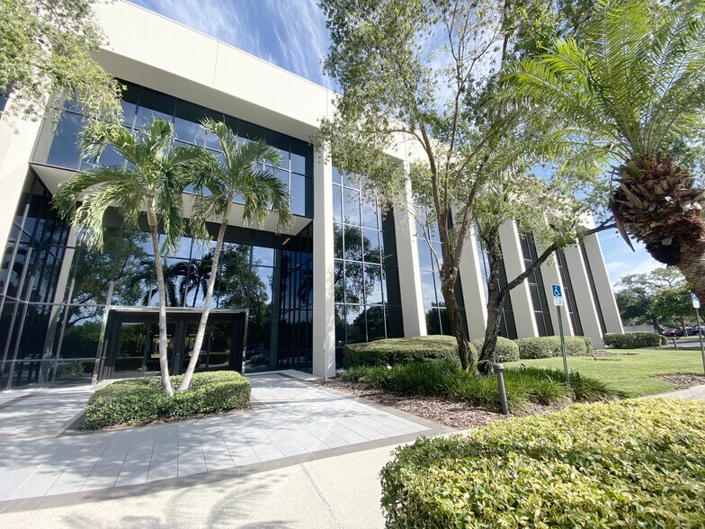 More Photos Of 877 Executive Center Dr W, Saint Petersburg Office For Lease