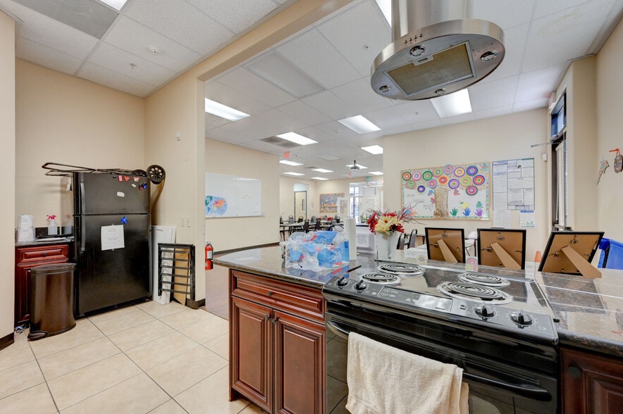 More Photos Of 6284 Spring Mountain Rd, Las Vegas Office For Sale