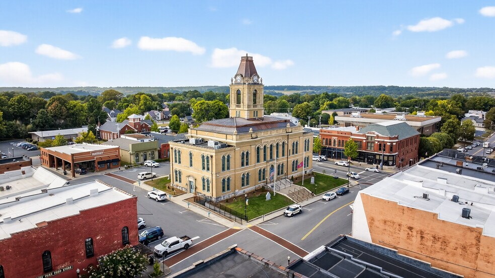 More Photos Of 109 7th Ave E, Springfield Flex For Sale