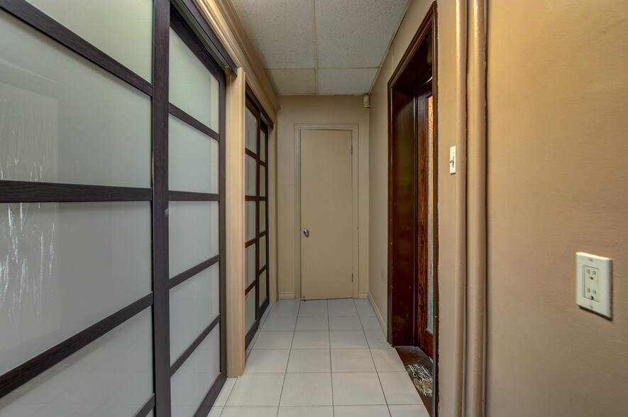More Photos Of 89 Boul Henri-Bourassa O, Montréal Specialty For Sale