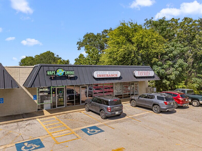 More Photos Of 488 W Main St, Van General Retail For Lease