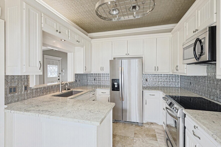 More Photos Of 111 S Pine St, Roanoke General Retail For Sale