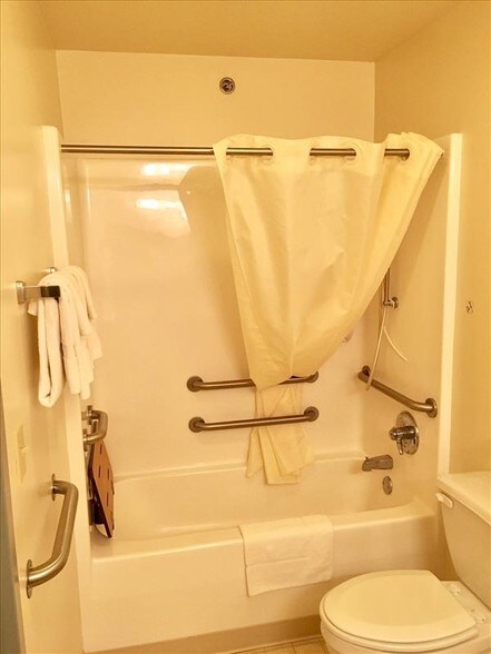 More Photos Of 711 N Center St, Shelbina Hotel For Sale