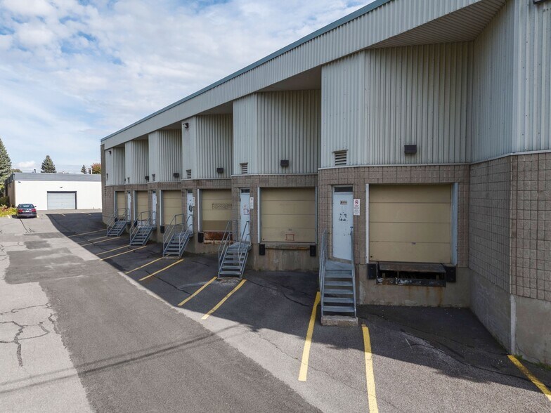 More Photos Of 115 Rue de Vaudreuil, Boucherville Flex For Lease