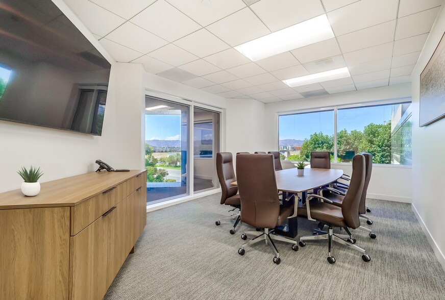 More Photos Of 21300 Victory Blvd, Woodland Hills Office For Lease