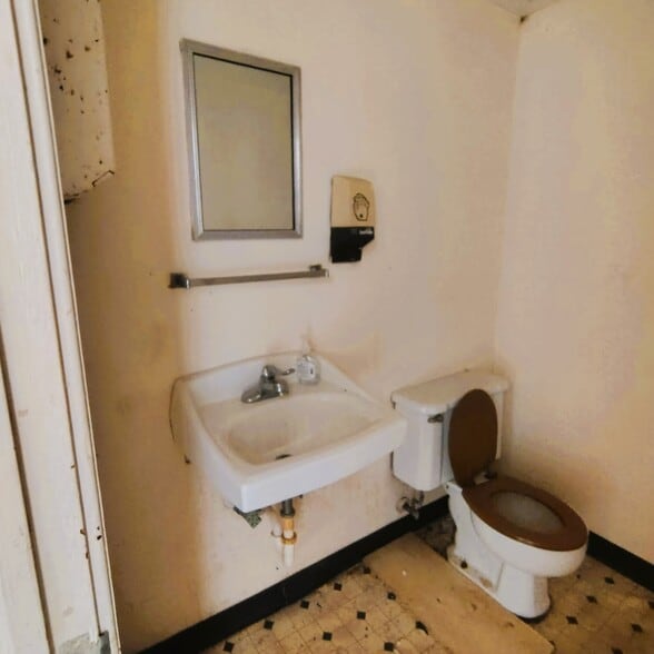 More Photos Of 102 Market St, Timmonsville Medical For Sale