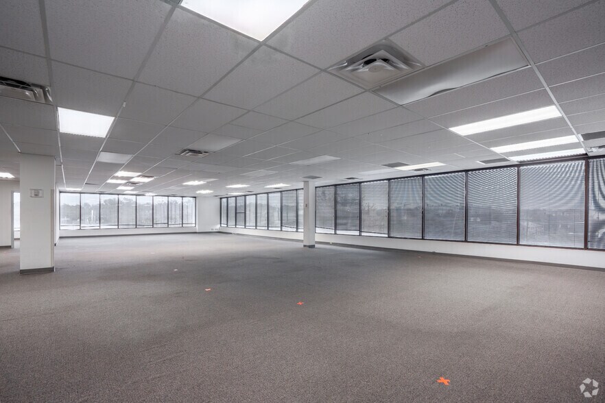 More Photos Of 2821 Lackland Rd, Fort Worth Office For Sale