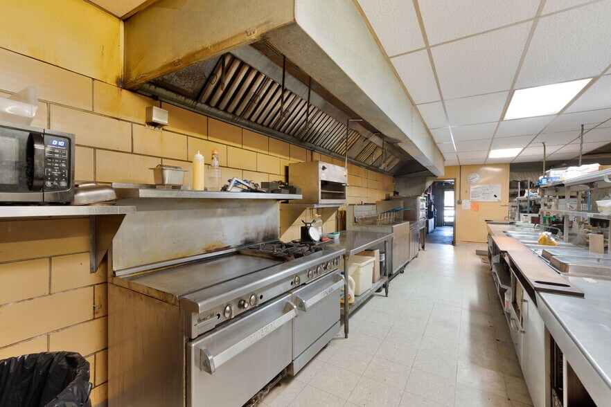 More Photos Of 18089 W State St, Vandalia General Retail For Sale