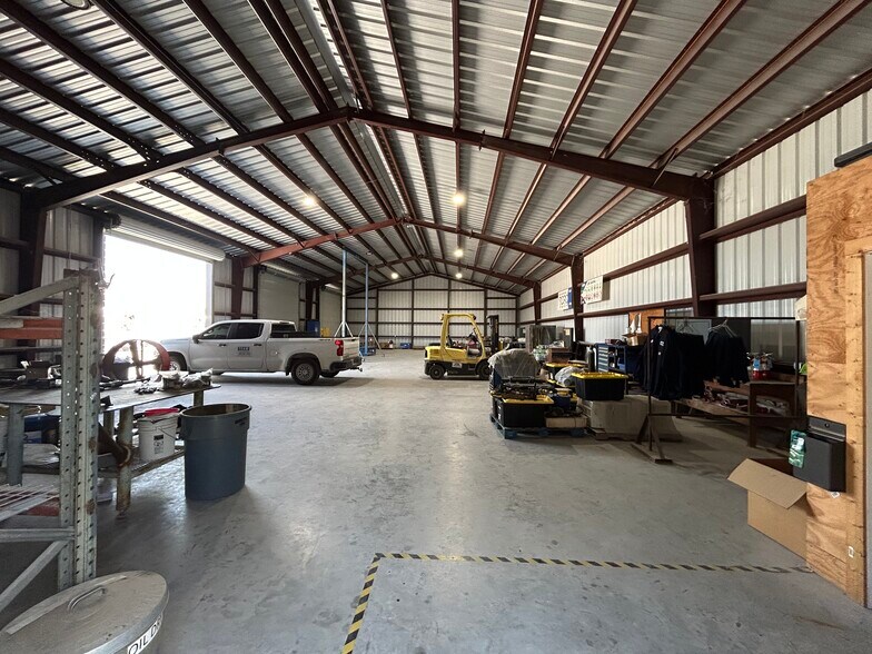 More Photos Of 1440 Spindletop Rd, Beaumont Office For Lease