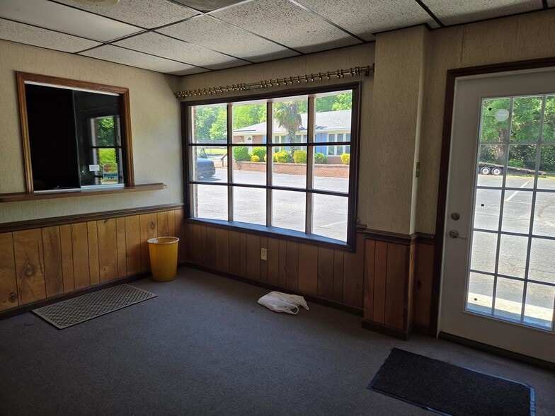 More Photos Of 1305-1307 E Franklin St, Monroe Medical For Lease