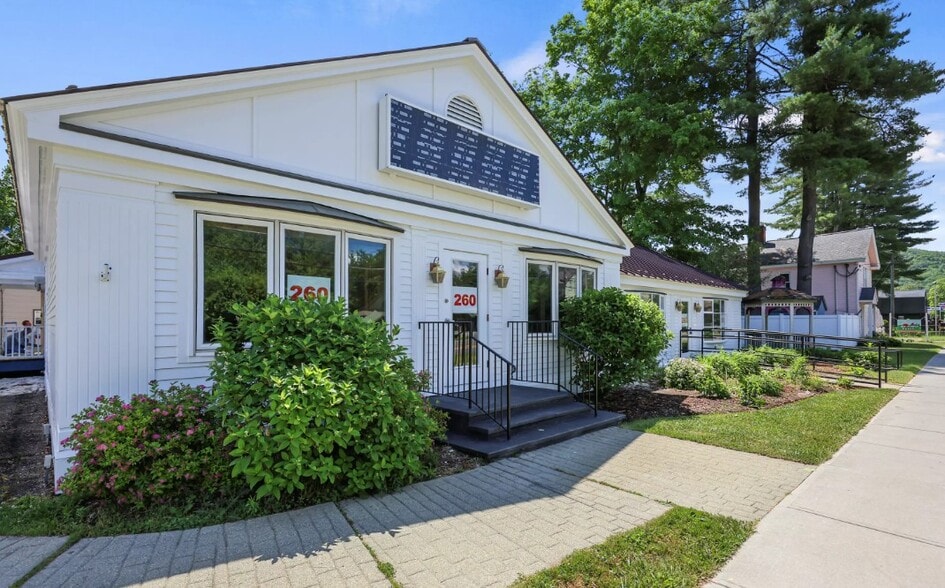 More Photos Of 260 Stockbridge Rd, Great Barrington Freestanding For Lease