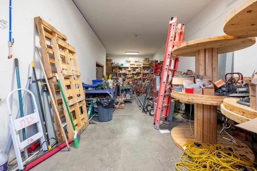 More Photos Of 211 Jetway Dr, Belgrade Flex For Sale