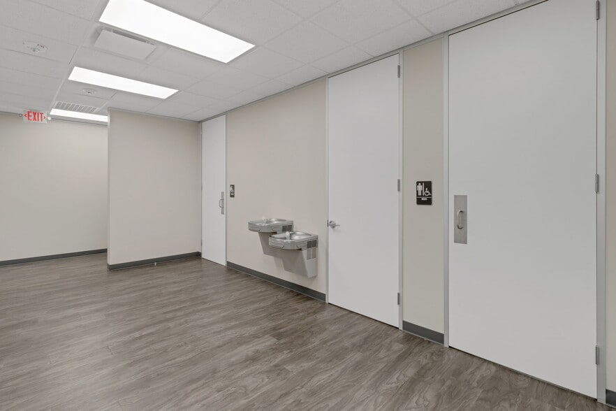 More Photos Of 8110 Parkside Ave, Baytown Warehouse For Sale