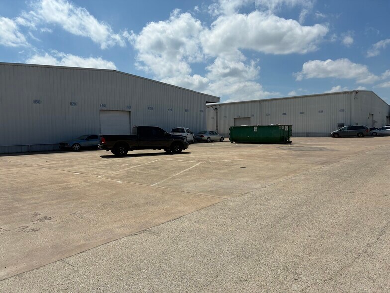 More Photos Of 301 Pleasant Dr, Dallas Warehouse For Lease