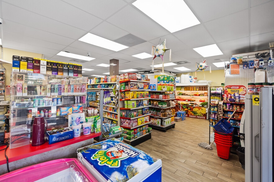 More Photos Of 3655 N Dixie Hwy, Oakland Park General Retail For Sale