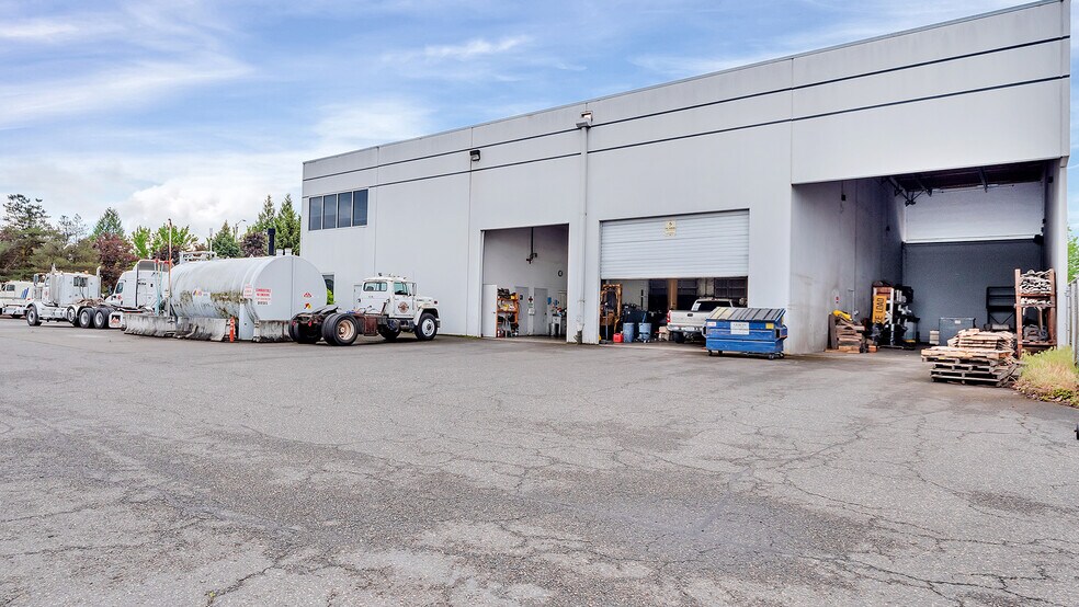 More Photos Of 7025 N Leadbetter Rd, Portland Service For Lease