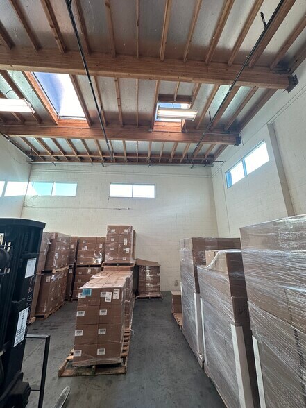 More Photos Of 7655 Kester Ave, Van Nuys Warehouse For Lease