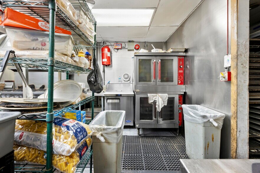 More Photos Of 7390 Shoal Line Blvd, Weeki Wachee Specialty For Sale