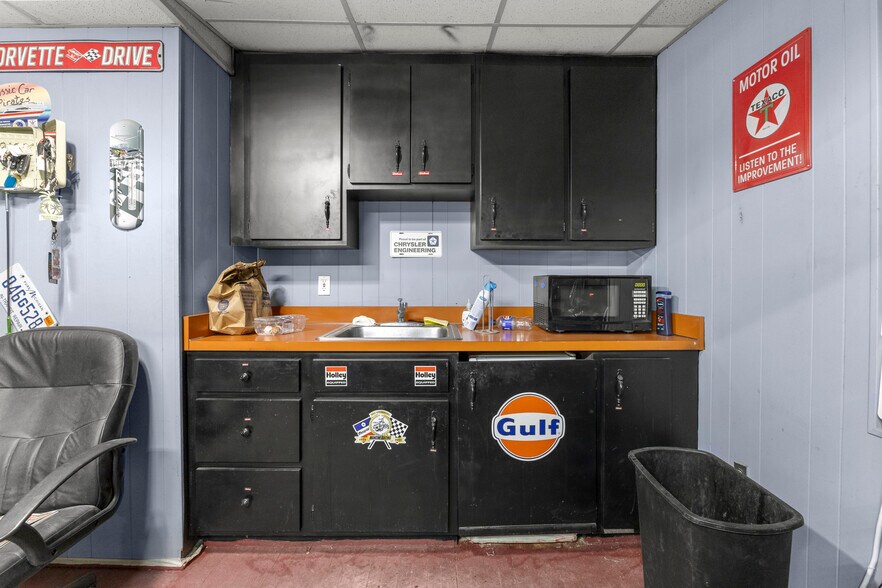 More Photos Of 17310 E 9 Mile Rd, Eastpointe Freestanding For Sale