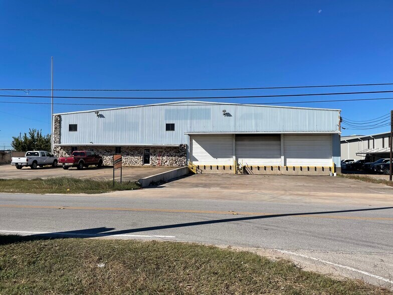 More Photos Of 109 N Richey St, Pasadena Warehouse For Lease