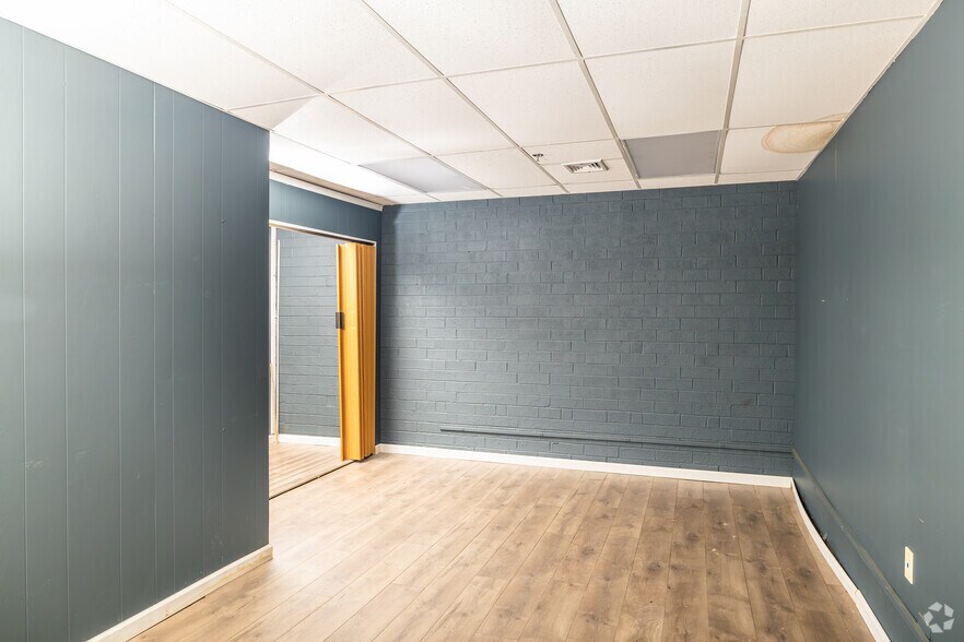 More Photos Of 1415 S Elm St, High Point Warehouse For Sale