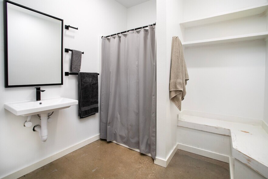 More Photos Of 2850 S Southwest Loop 323, Tyler Distribution For Sale